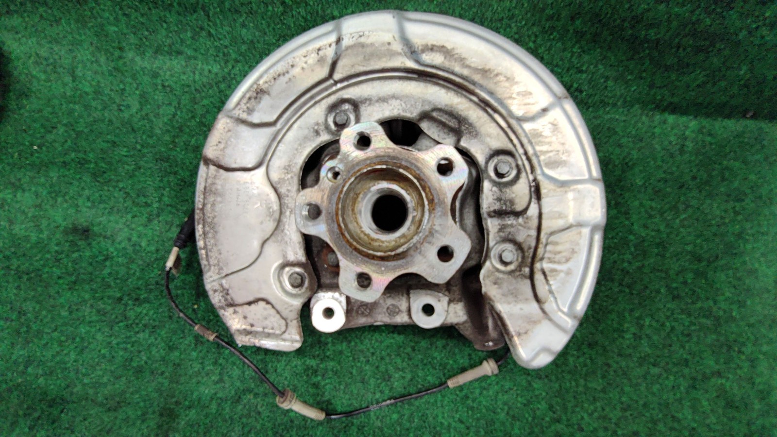 2017-2023 BMW 530i Rear Right Spindle Knuckle Hub OEM 33306866336