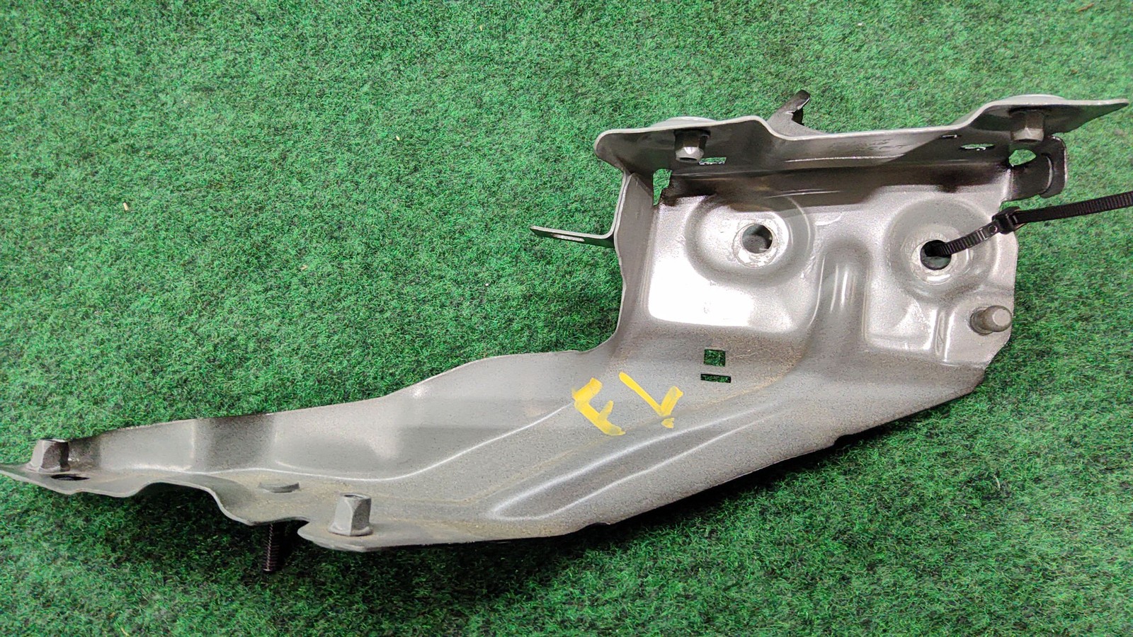 2023 Audi Q5 Front Left Fender Bracket Support Oem 80a821135a 80a821131a