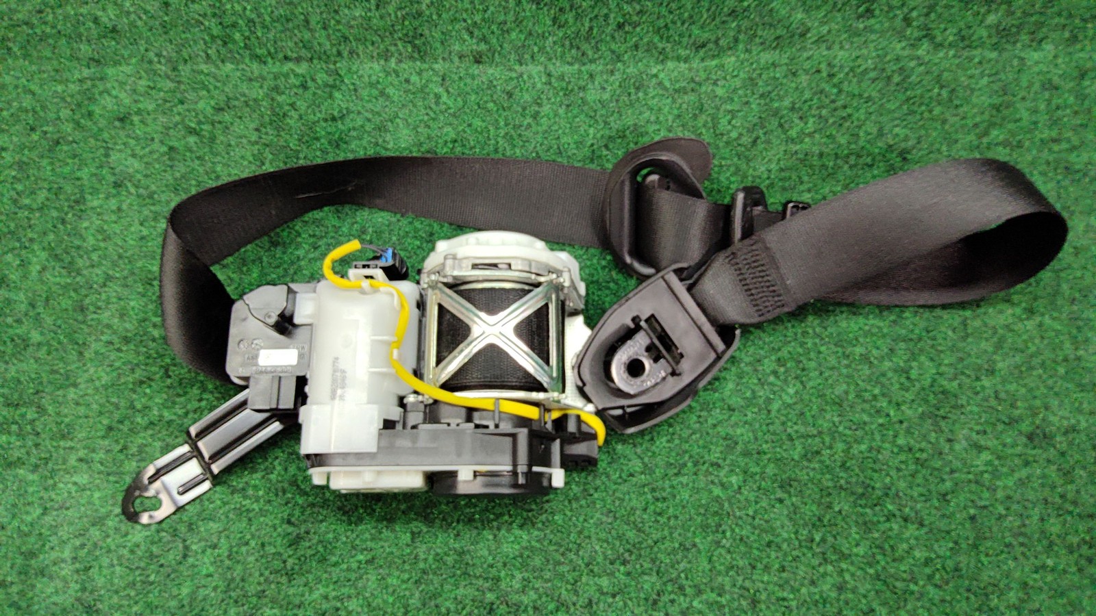 2018-2024 BMW X3 Front Right Seat Belt OEM 72117414301 72117418121