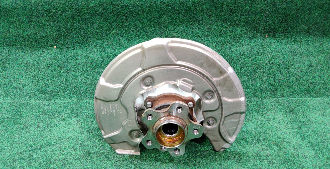 2019-2025 BMW X5 Rear Right Spindle Knuckle Hub OEM 33306876652