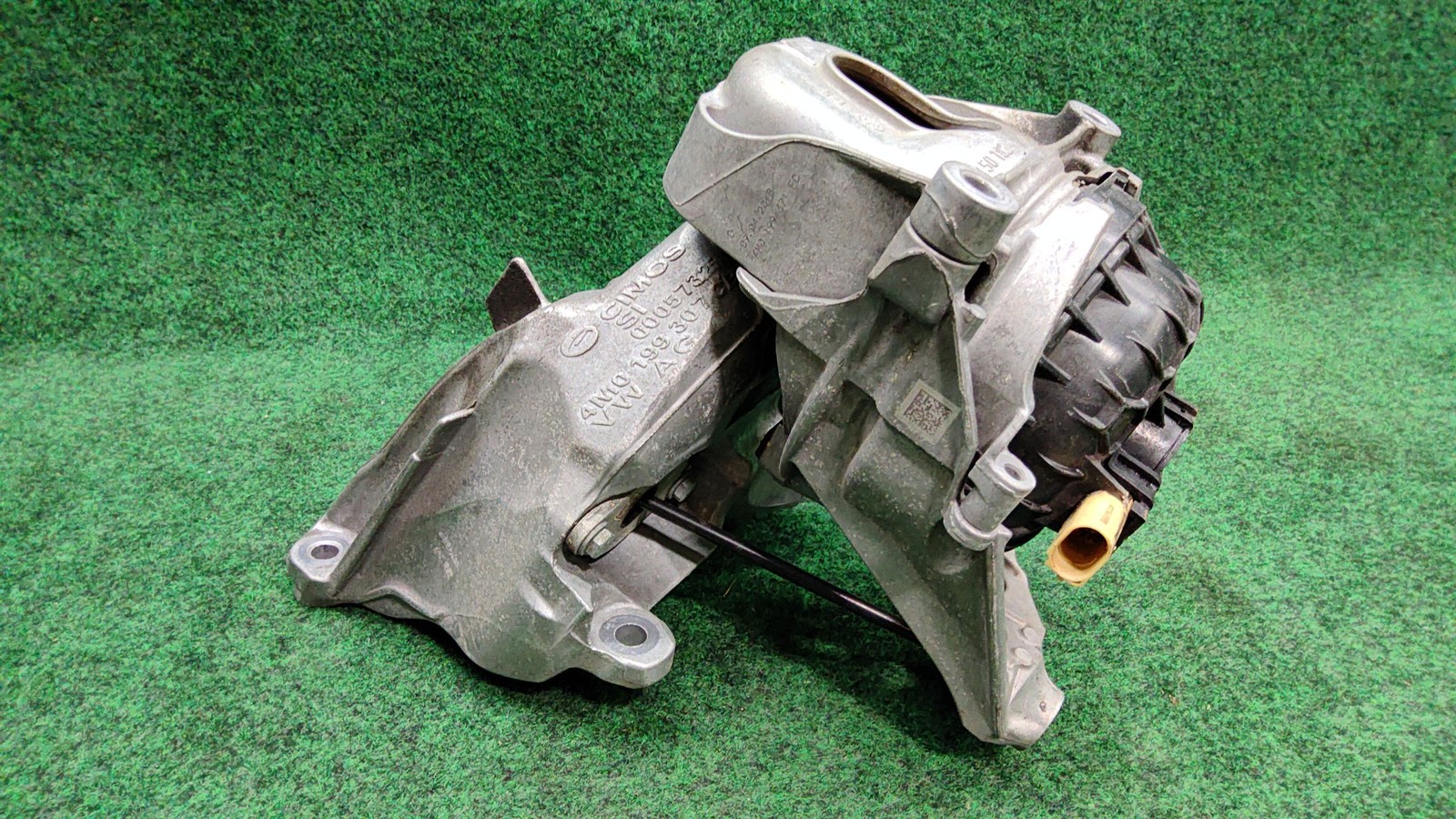 2017-2019 Audi A4 Quattro Left Motor Mount Support 69k Mls Oem 4m0199307cb