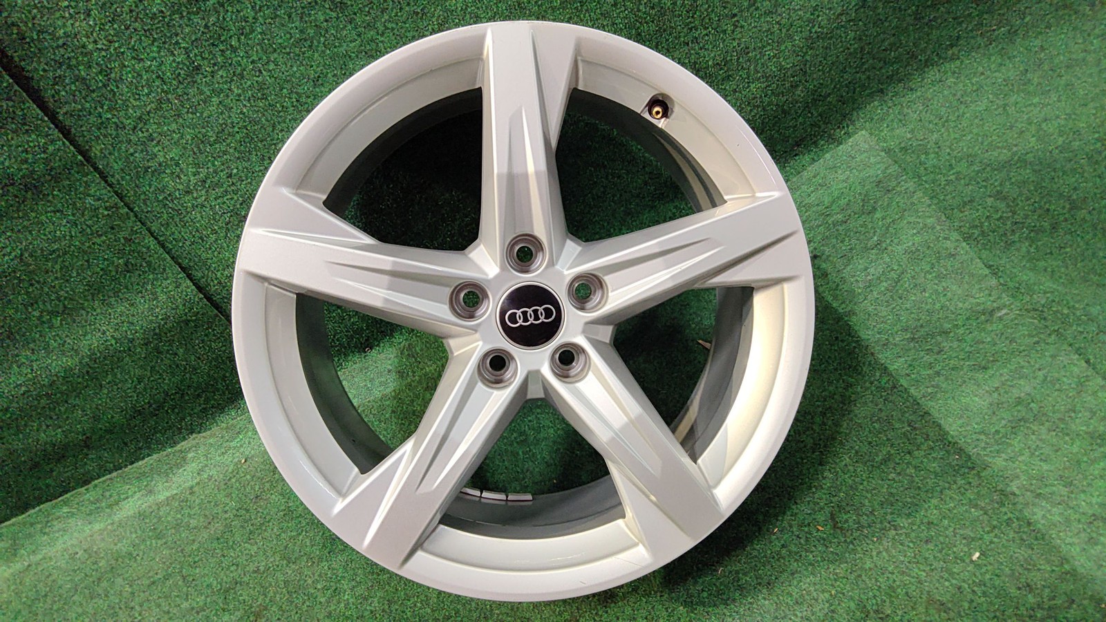 2022-2025 Audi Q5 Wheel 18x8 Alloy 5 Spoke Star Design Oem 80a601025be Original