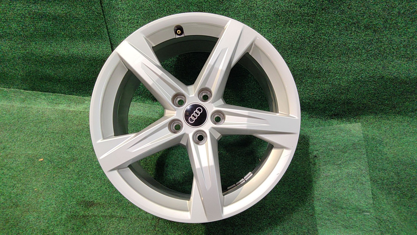 2022-2025 Audi Q5 Wheel 18x8 Alloy 5 Spoke Star Design Oem 80a601025be Original