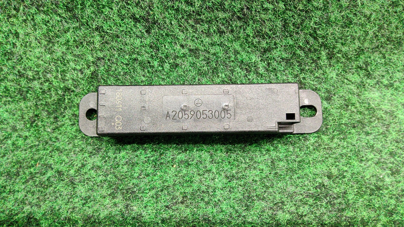 2015-2018 Mercedes Benz C300 Rear Mount Keylees Antenna Receiver OEM A2059053005