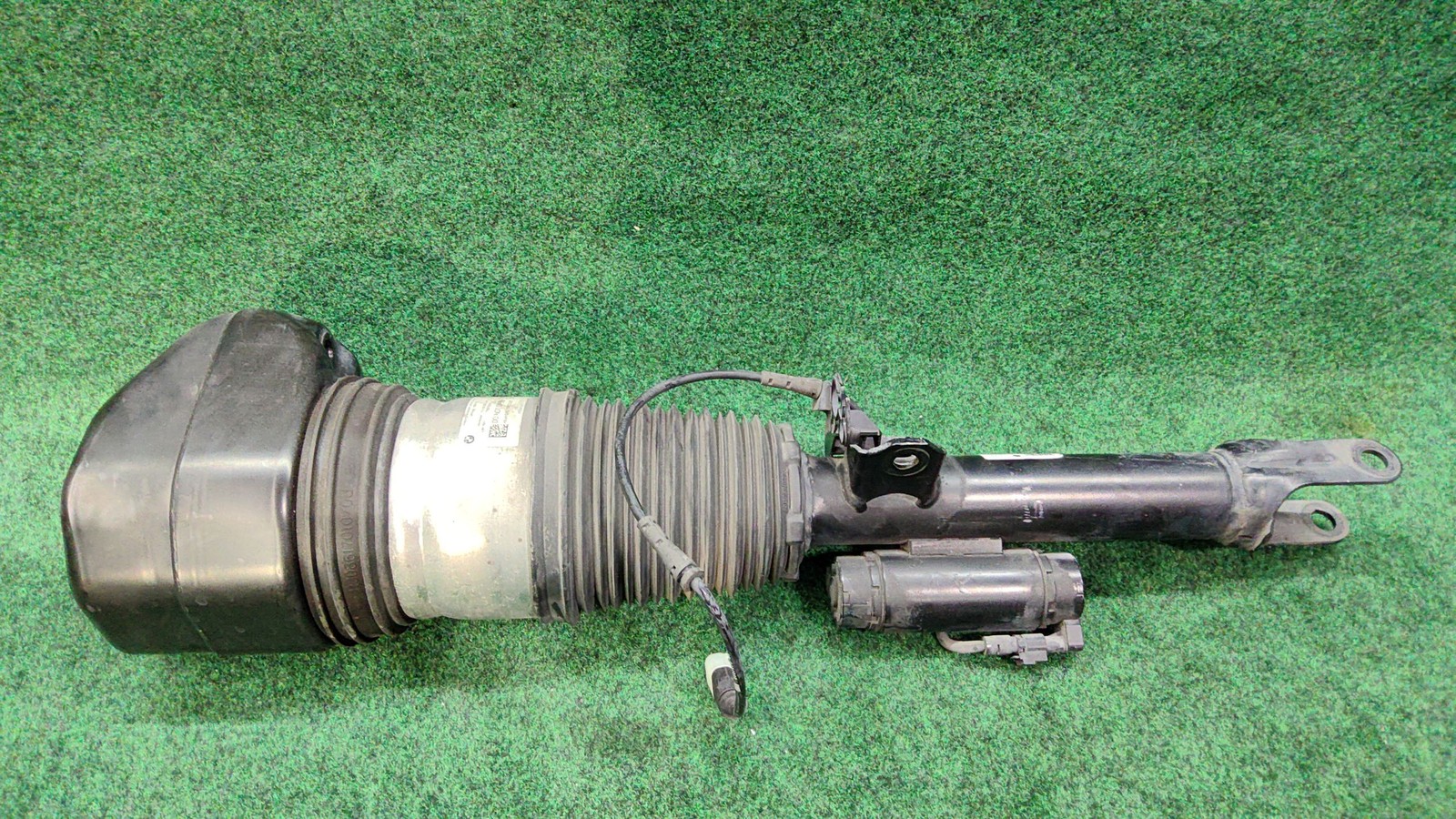 2016-2022 BMW 740i Front Left Side Air Spring Strut Absorber OEM 37106874587