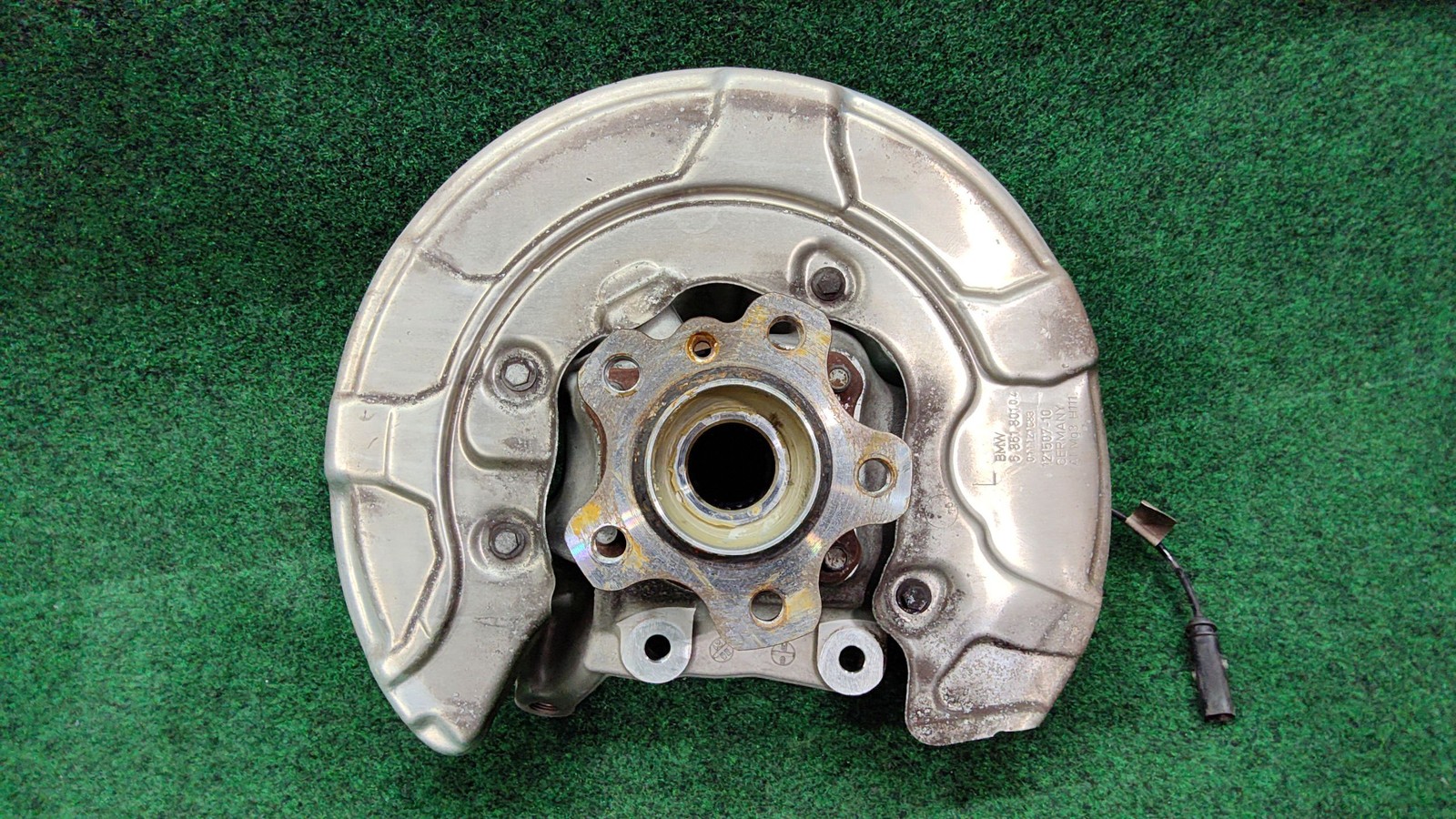 2017-2023 BMW 530i Rear Left Spindle Knuckle Hub OEM 33306866335