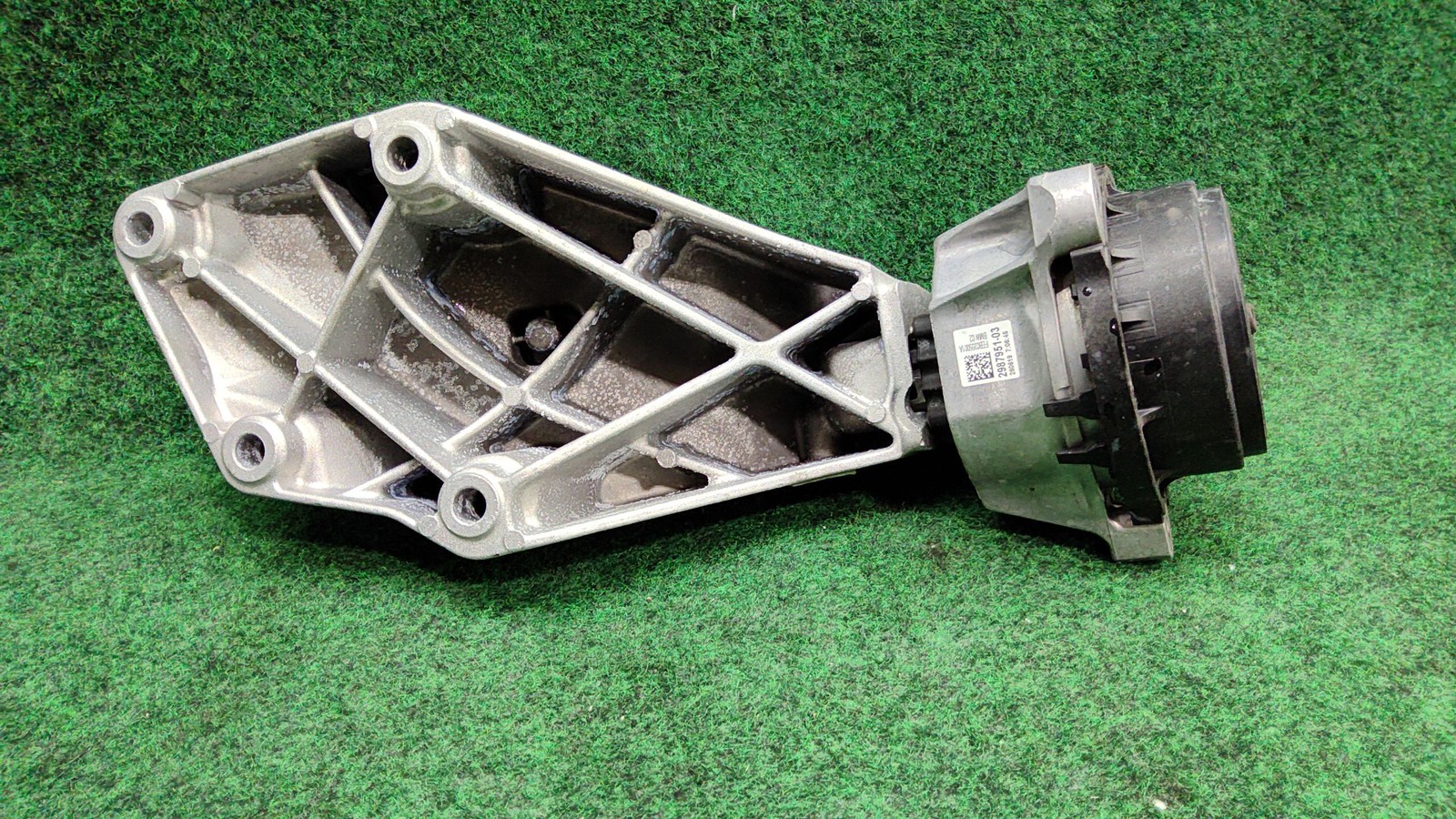 2019-2023 Bmw X5 Left Engine Bracket Support Oem 22116861555 / 22116860471