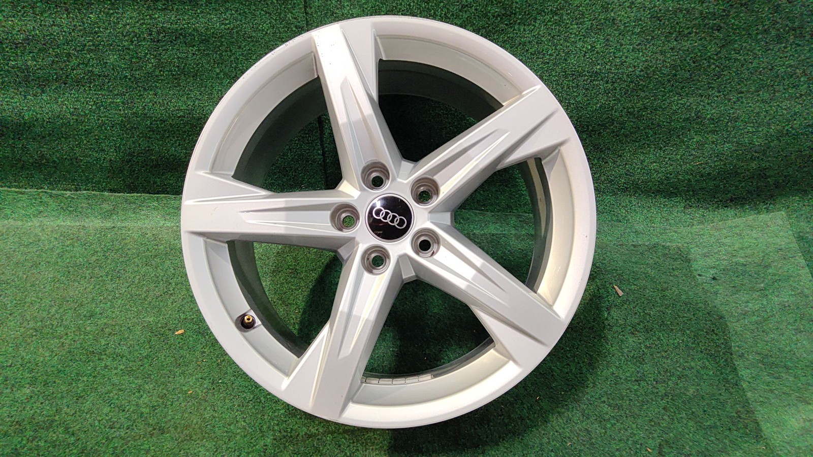2022-2025 Audi Q5 Wheel 18x8 Alloy 5 Spoke Star Design Oem 80a601025be Original