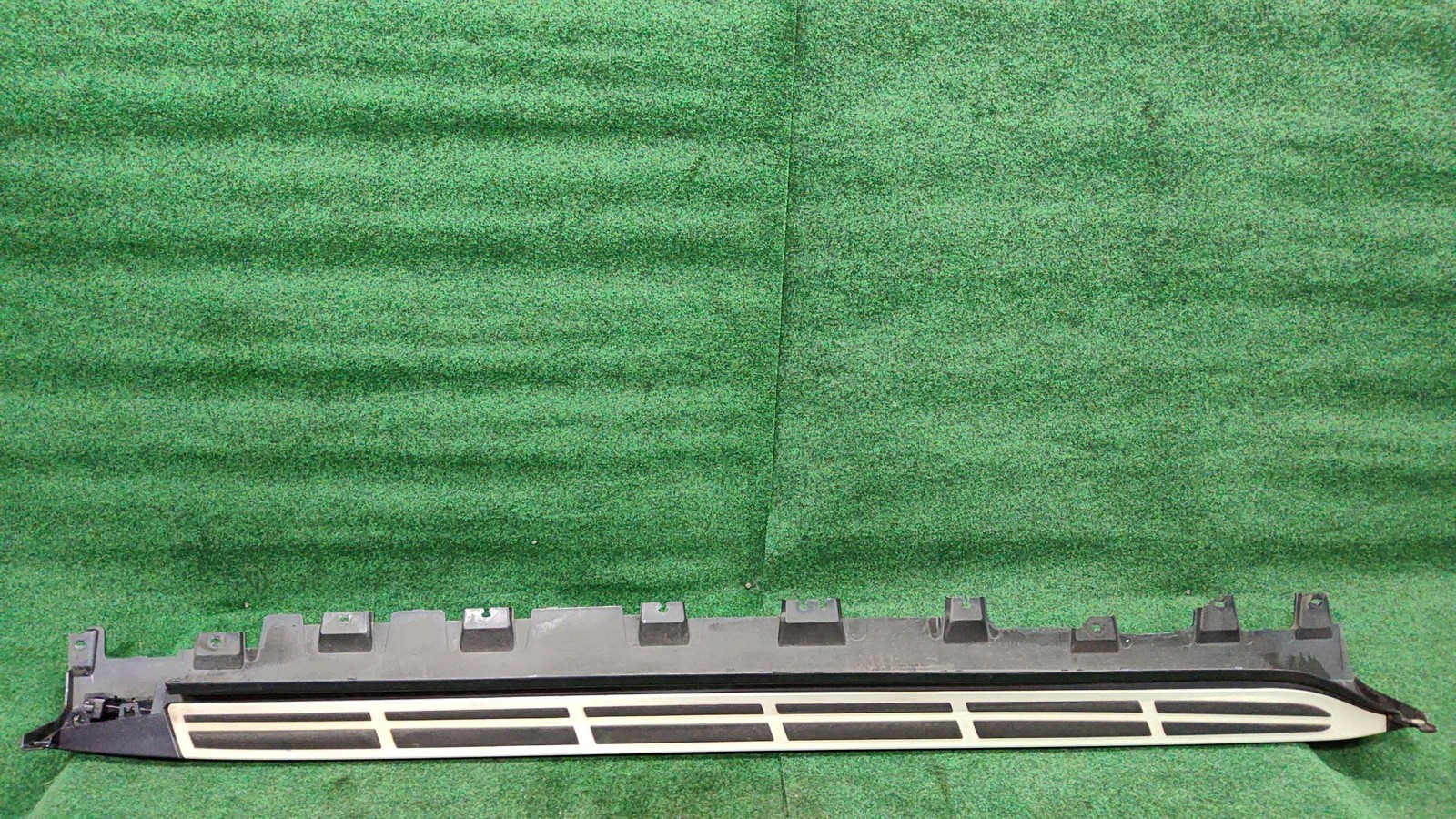 2019-2022 BMW X7 Left Side Rocker Molding OEM 51779478321 Original