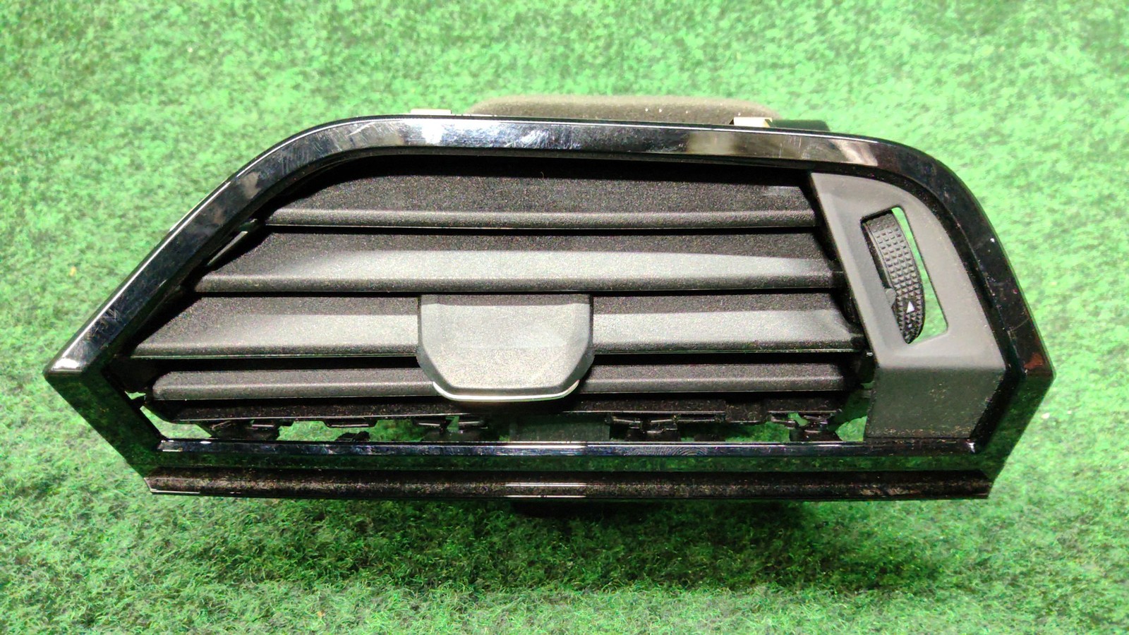 2019-2021 Audi Q3 Right A/c Vent Oem 83b8209026