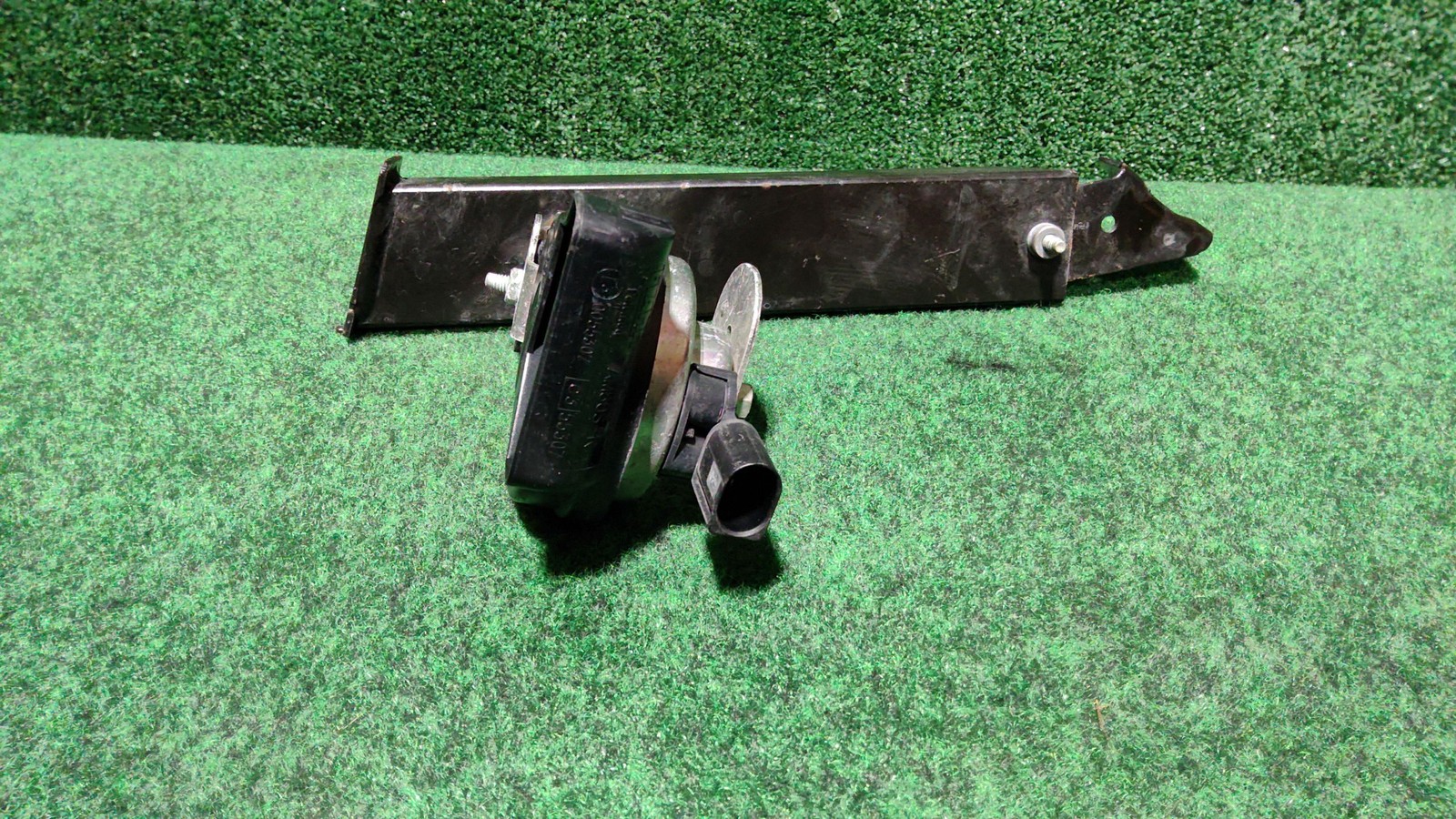 2014-2021 Mercedes Benz C300 Right Low Tone Horn Oem A2055420820