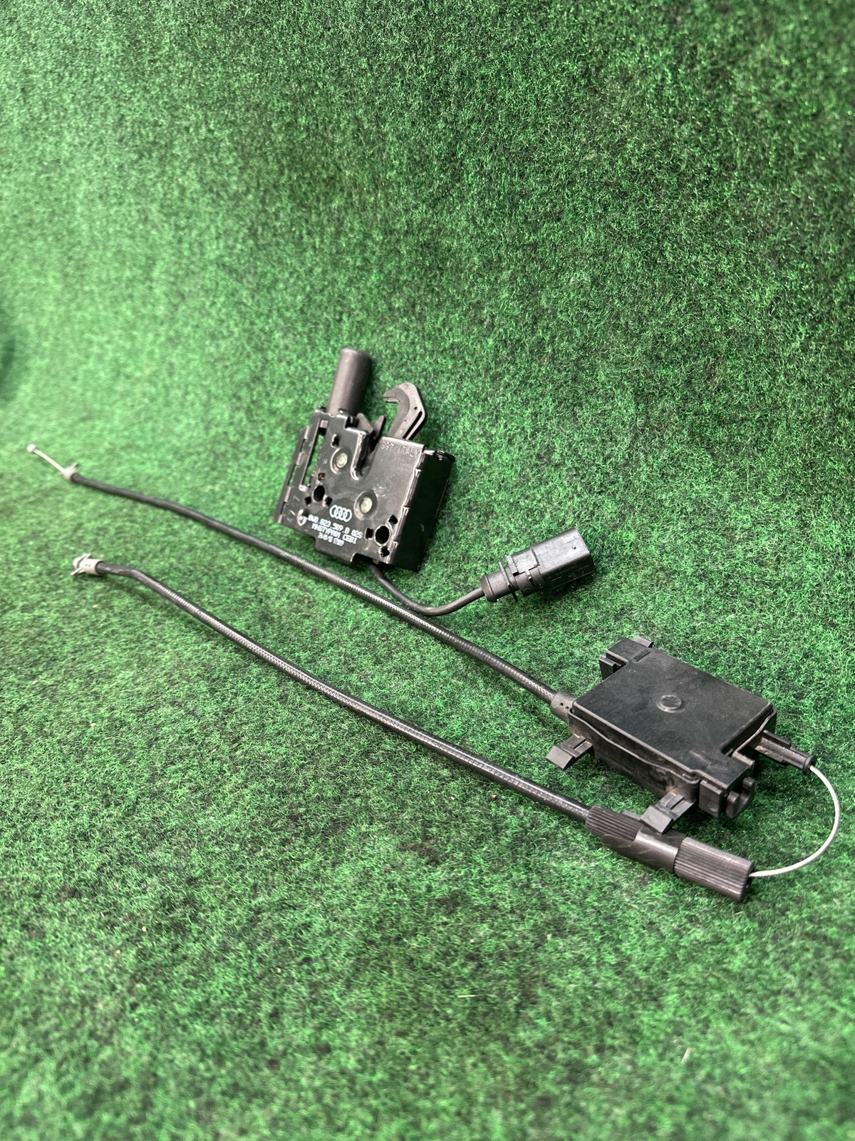 2018-2024 Audi S4 Front Right Side Hood Lock/Latch Assembly OEM 8W0823509B