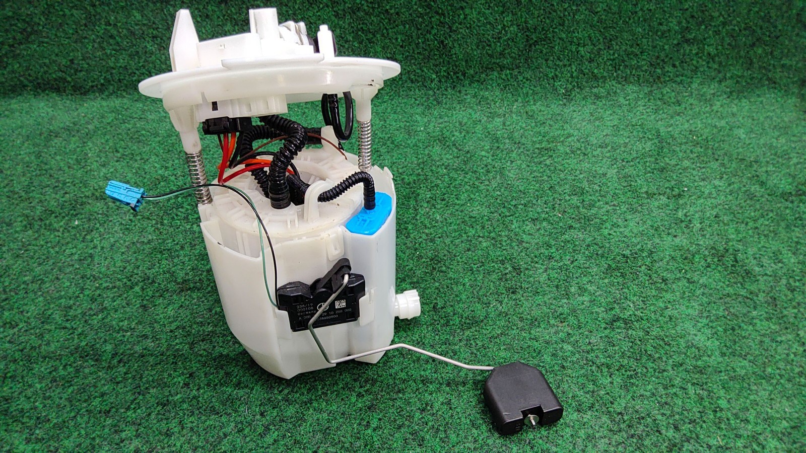 2016-2022 Mercedes Glc 300 Fuel Pump Delivery Module 17k Mls Oem A2054704900