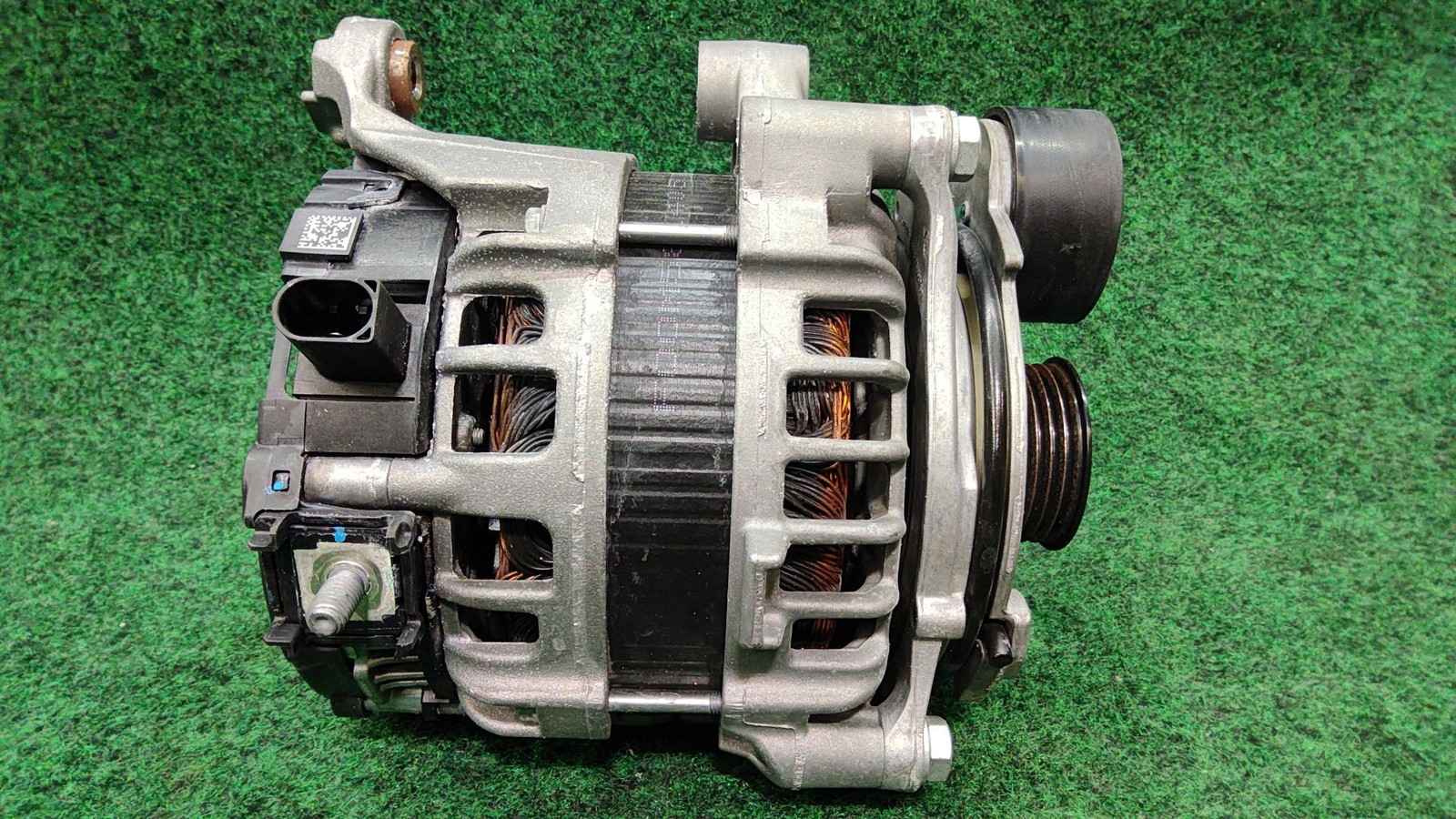 2017-2023 BMW 530i RP Alternator 180 Amp Assembly OEM 12318571357