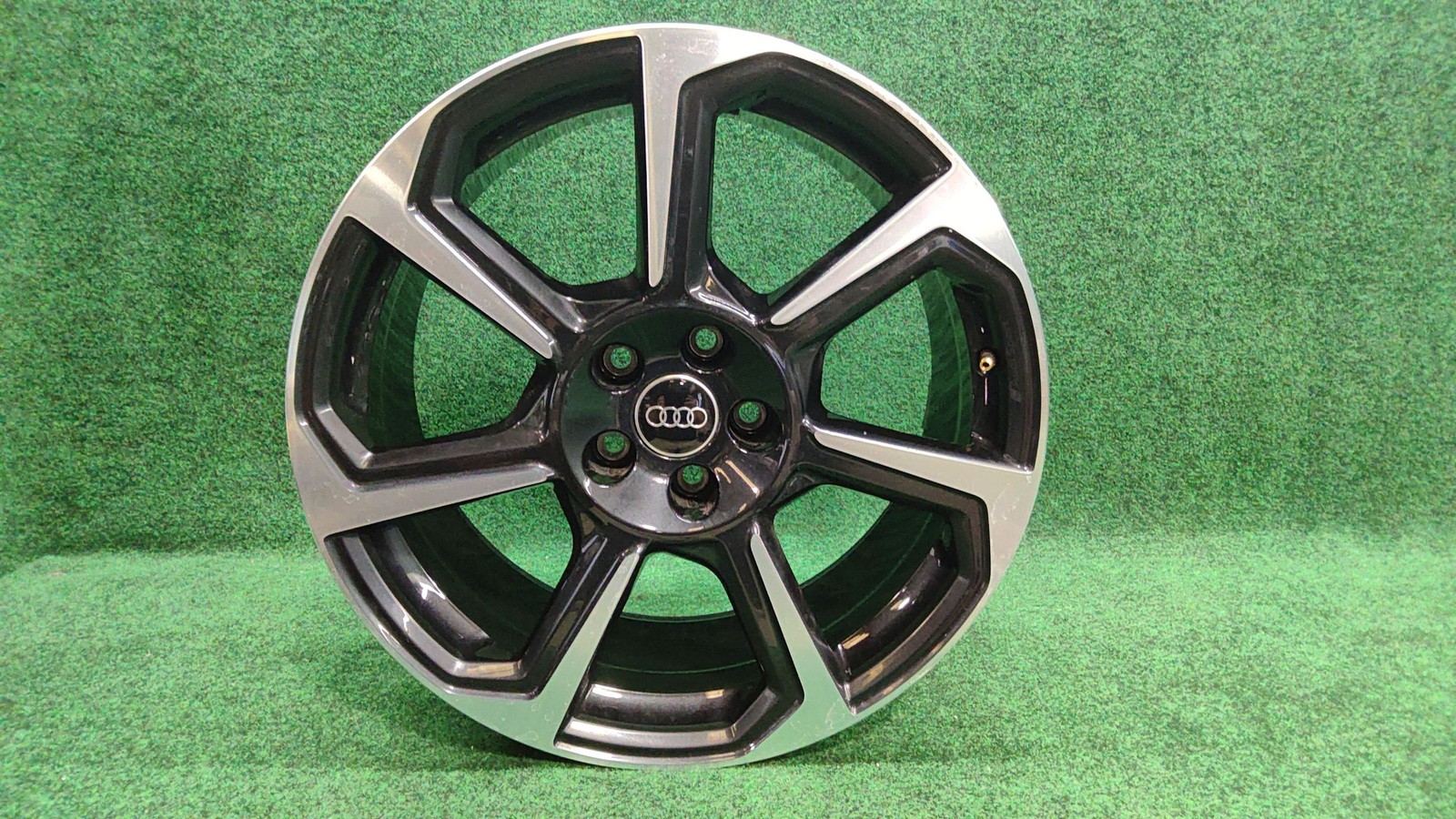 Audi Wheel 7-spoke 8.5x19 Black/silver Et38 Sport Oem 83a601025d / 83a601025bb