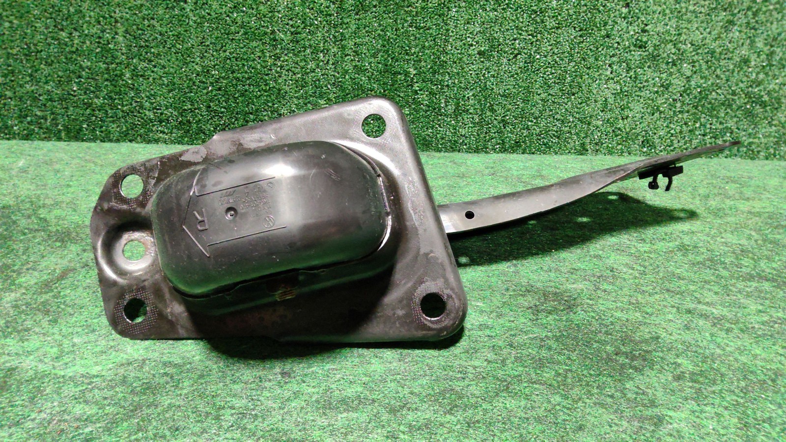 2015-2020 Audi A3 Quattro Rear Right Axle Guide With Bracket Oem 5q0505224d