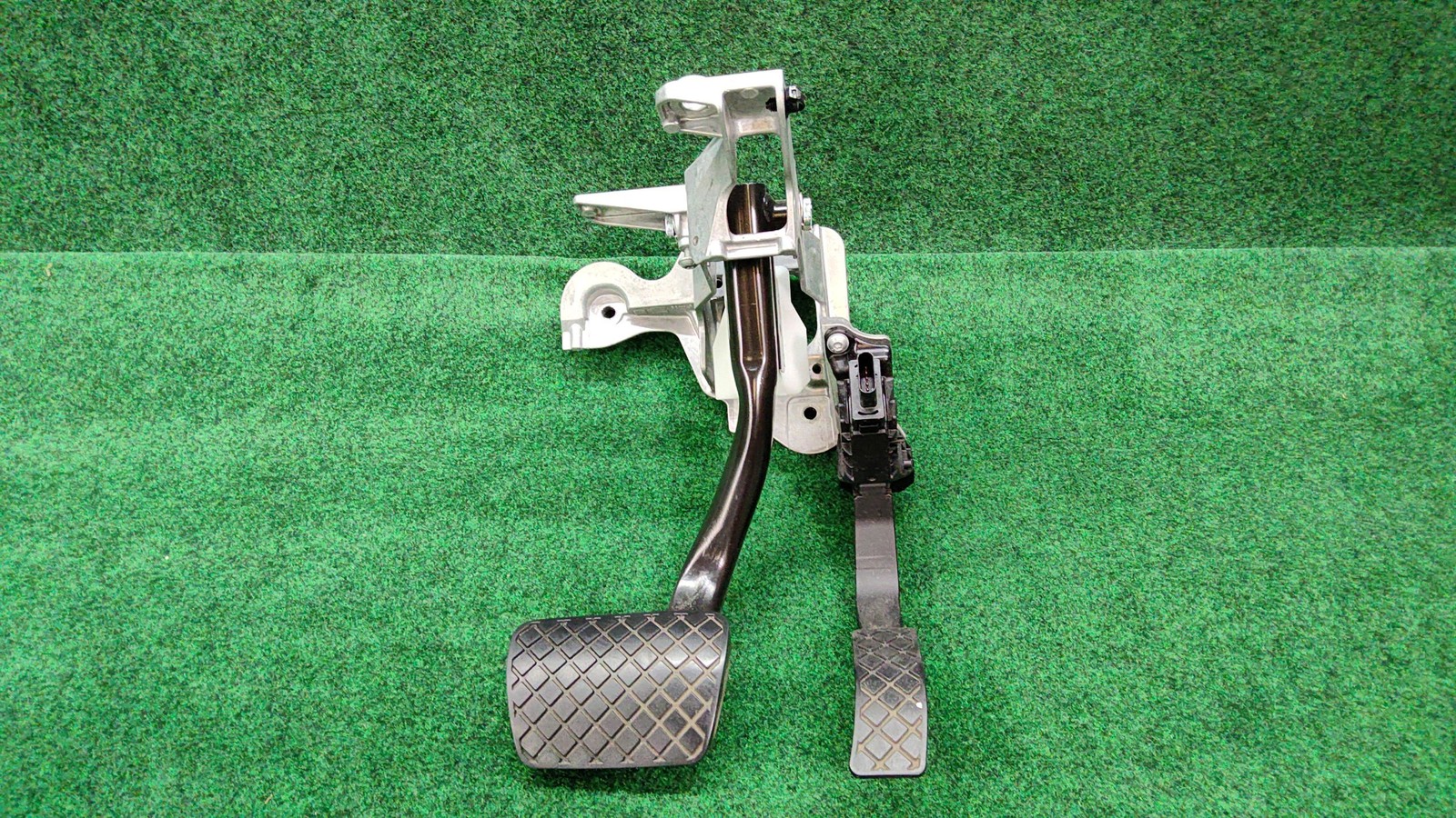 2017-2025 Audi Q7 Accelerator & Brake Pedal Assembly OEM Part 8W1723523