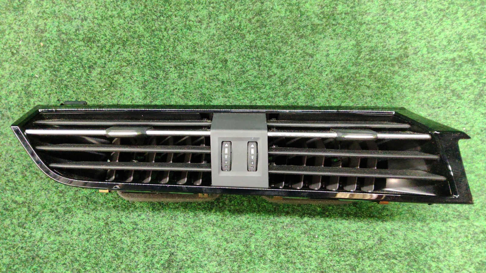 2019-2021 Audi Q3 Center A/c Vent Grill Oem 83b820903