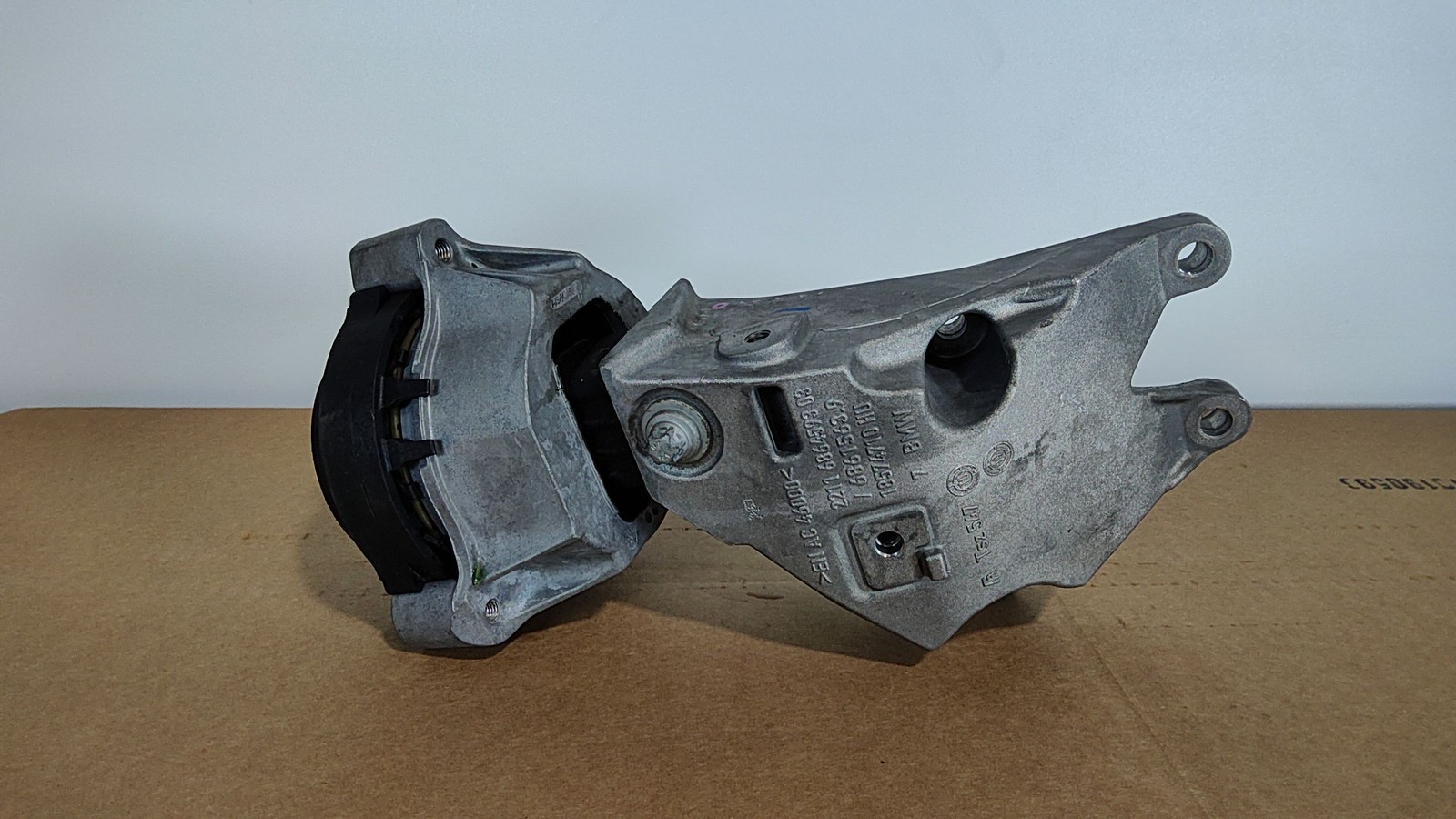 2018-2024 BMW 530i 2.0 RWD Engine Frame Mount Right Side OEM 22116861563