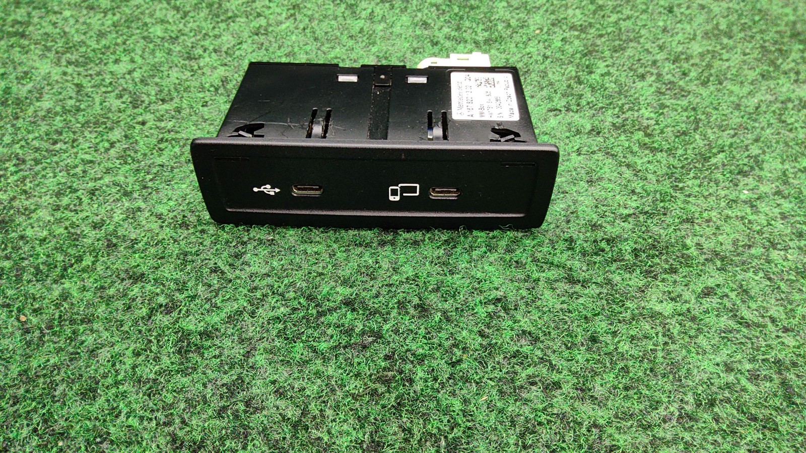 2016-2022 Mercedes Benz Glc 300 Charging Usb-c Port Unit Oem A1678201302