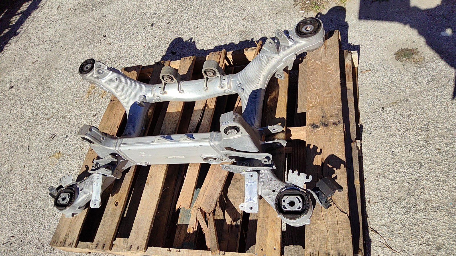 2019-2025 BMW X7 Rear Crossmember /Cradle OEM 33316894149 33316884574