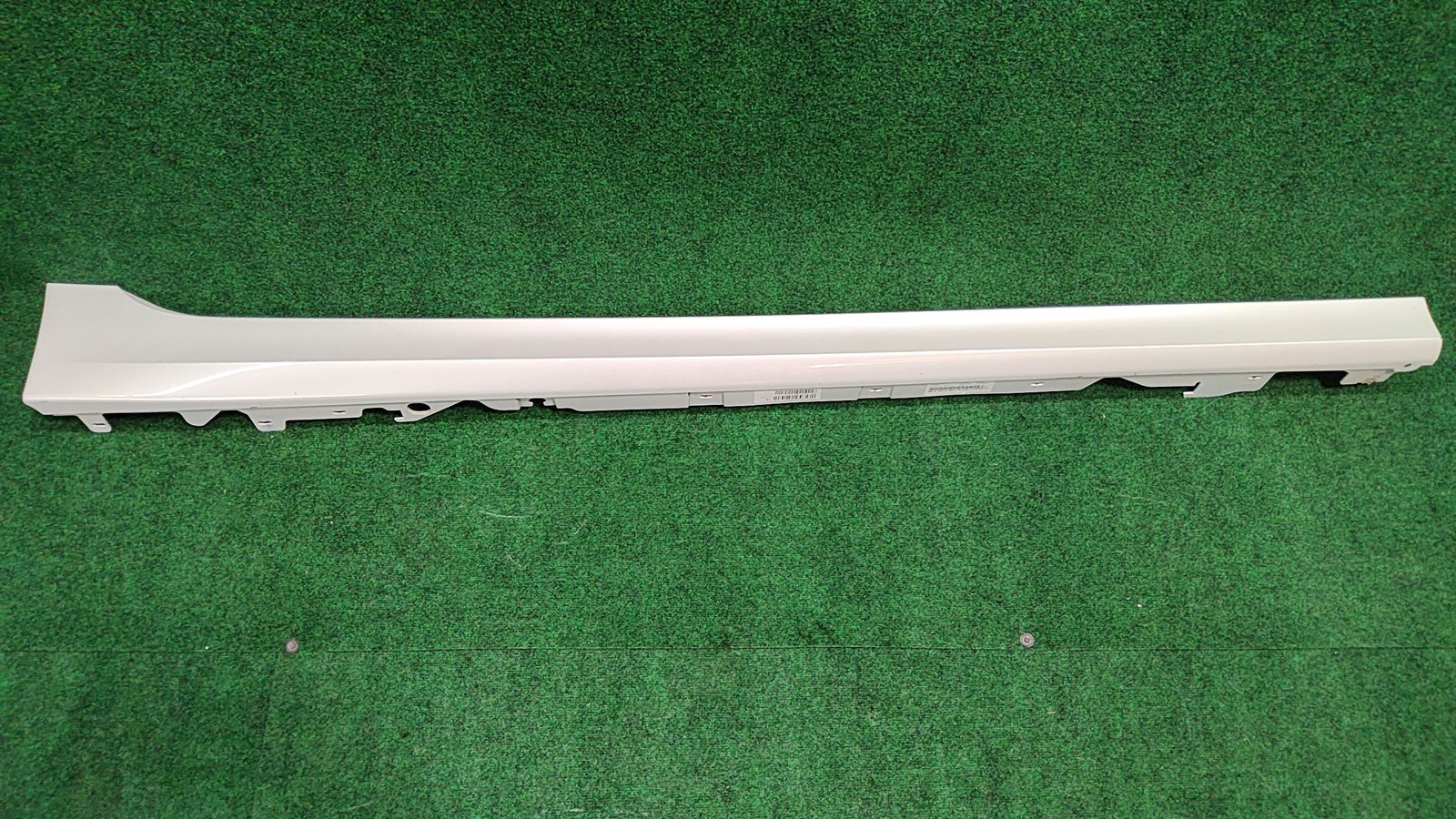 2018-2022 BMW 330i Right Rocker Moulding Sill Cover Color A96 OEM 51778493950