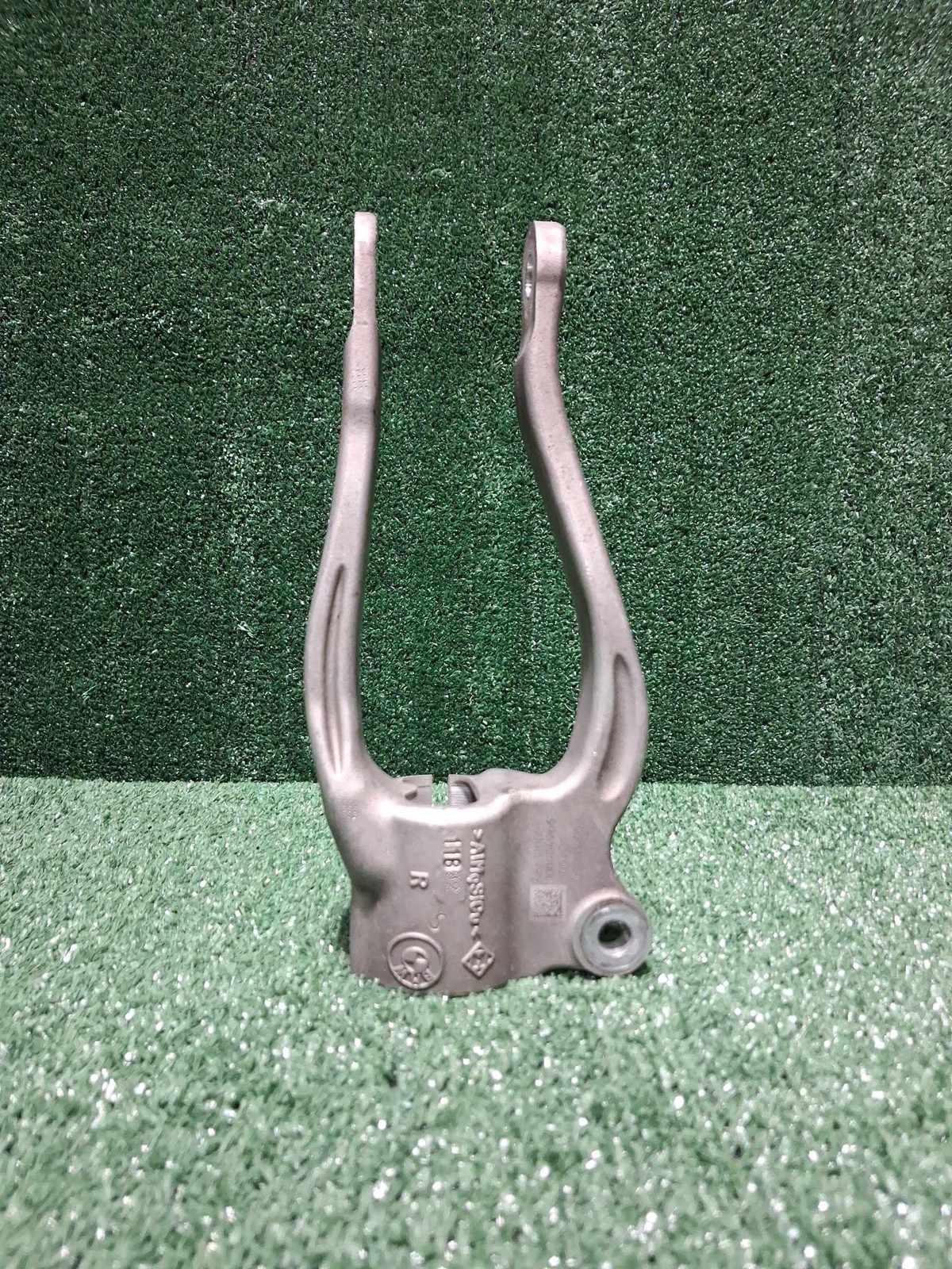 2019-2023 Bmw 540 Front Right Spring Strut Bracket Oem 31126861200