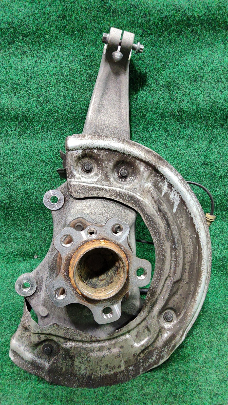 2017-2023 BMW 530i Front Right Spindle Knuckle Hub OEM 31206884386