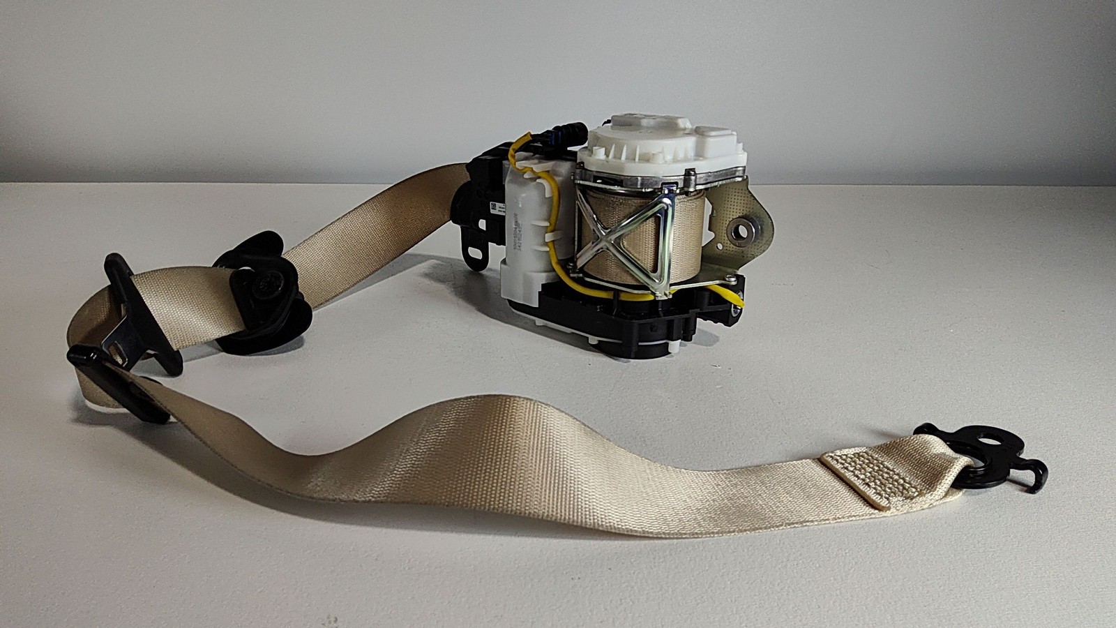 2017-2023 BMW 530i Front Right Passenger Seat Belt Beige OEM 72117430122