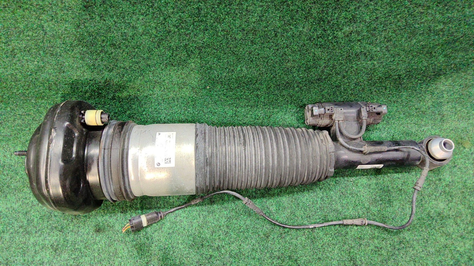 2016-2022 BMW 740i Rear Left Side Air Spring Strut Absorber OEM 37107915953