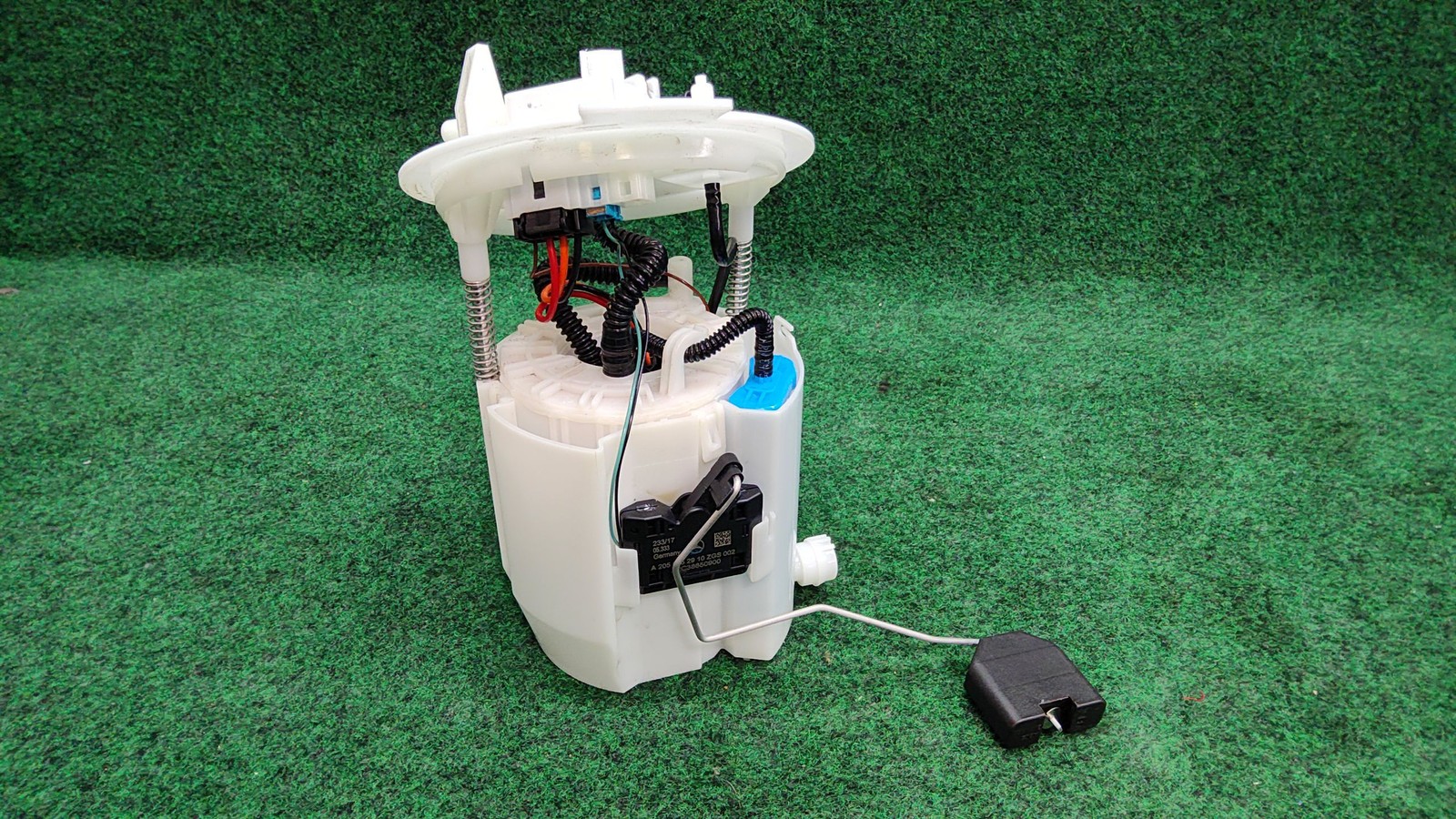2015-2018 Mercedes Benz C300 Fuel Pump Delivery Unit OEM A2054704900