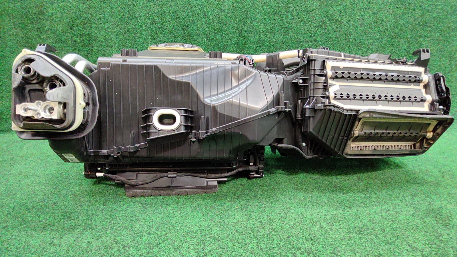 2018-2022 BMW 330i A/C Evaporator Distribution Housing OEM 64119382874