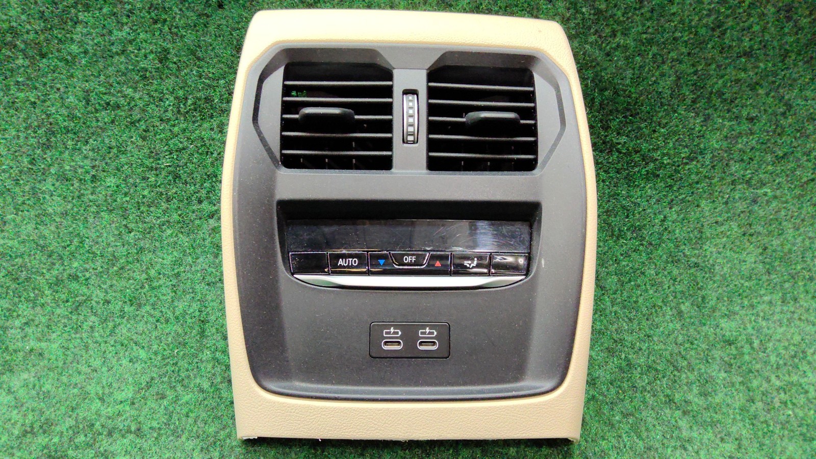 2019-2022 Bmw 330i Rear Center Air Vent With Climate Control Oem 64225a05665