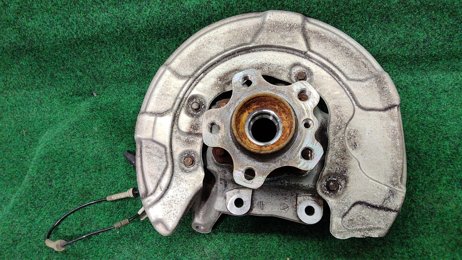 2017-2023 BMW 530i Rear Right Spindle Knuckle Hub OEM 33306866336