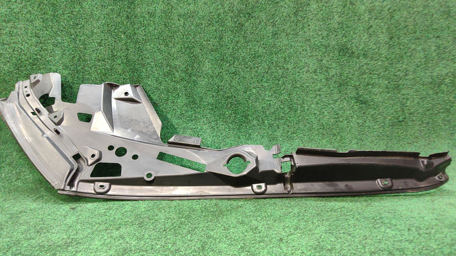 2019-2025 Bmw X5 Right Fender Seal/filler Panel Oem 51767418198