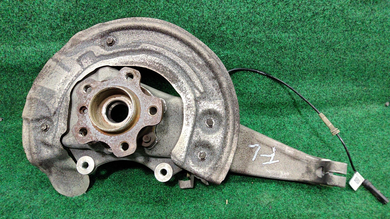 2017-2023 BMW 530i Front Left Spindle Knuckle Hub OEM 31206884385