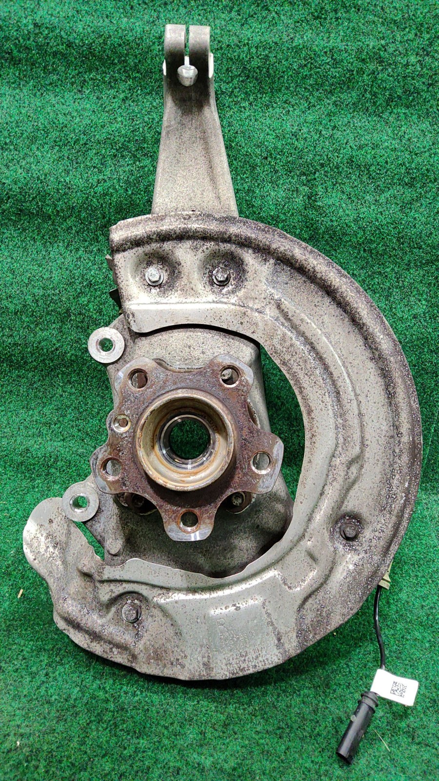 2017-2023 BMW 530i Front Right Spindle Knuckle Hub OEM 31206884386