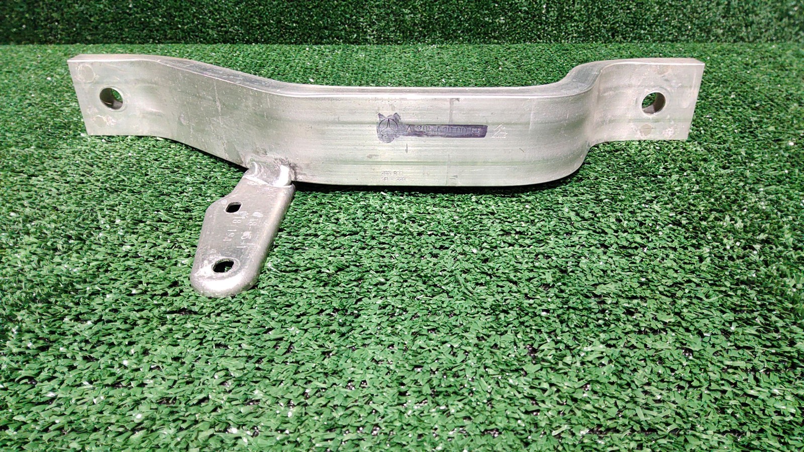 2014-2021 Mercedes Benz C300 Stiffener Center Tunnel Oem A2056100065